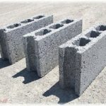 【ずうずうしい話】スーパーをやっている我が家の裏に住んでいるおばさんがうちの駐車場に近道の為のブロックを勝手に積んでいた。危ないので撤去していると…