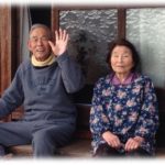 【泣ける話】私は中学生の時事故で両親を亡くした。その後は祖母に育ててもらったのだが、私が就職し、やっと楽をさせてあげられると思った矢先病気で亡くなってしまった。その後、住む家もなく保証人もいない私に、祖母の友人が自らの持ち物のアパートに入居させてくれ、まるで家族のように接してくれた。この人は後々、私の義祖母となる人だ。