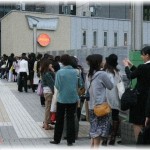 【スカッとする話】列に並んでいたらおばさんが横入りしようとして先に並んでいたおじいさんに注意されていた。おばさんは出て行ったがその後警察を3人引き連れてきて注意したおじいさんの前で「この爺さんに痴漢された」と言った。