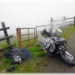 【胸糞】秘境山道で倒れてるバイクと横たわっているヘルメット被ったおじさんを発見。何とか車の荷台に載せて駐在所に行ったら、なぜか救急車呼ばずに俺が事情聴取受けることに…