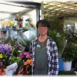 【感動する話】俺はバイトなんか雇うなんて出来ない零細花屋。中学生の女の子二人を職業体験を受け入れることになって、掃除や接客を頑張ってくれた。一年後に高校生になった所でアルバイトをしたいと相談しにきて……