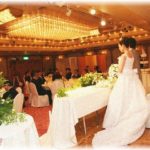 【思わず吹いた話】友人10人がある人の披露宴の余興で「新婦にみんなから十万プレゼントしま～す」と言いながら……