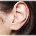 【因果応報】片耳が聞こえないことで中学生の時A子に苛められてた。最近A子が結婚して子供が産まれて地元に戻って来たが、その子供は両耳が聞こえないらしく・・・