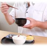 【小話】混んでる定食屋で相席になったんだけど、目の前に座ったおっさんに「週刊誌をとってくれたまえ」だの「しょうゆをとりたまえ」だの「コショウをとりたまえ」だのいわれて腹がたったので「あんた何様だ？！」とキレた結果…。