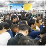 【武勇伝】混雑している電車内、勘違い風OLが男性に向かって『痴漢！このひと痴漢です！』と叫んだ。どうなるかとgkbrしながら見ていたら男性が実に落ち着いた口調で言った。