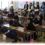 【泣ける話】次女から風邪をもらってしまったが今日は次女の参観日。だるいなーと思っていたら次女「無理しないで」、長女「お母さんに移しちゃったって泣いてたよ、あの子」そしてさらに担任から電話？