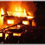 【夫婦】昔近所で火事があり、そこに住んでいたお姉さんが焼死した。そのトラウマが俺にはある。さっき嫁が揚げ物をしたあとに火を消し忘れてコンロが警告音を出して火が消えた。俺が知ってるだけでもう３度目だ。注意しても五月蠅いわねとぬかす嫁に苛立つ。