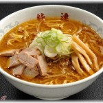 【ウルッとくる話】珍しく俺は母ちゃんを飯に誘った。行先はよく行く馴染みのラーメン屋で母ちゃんは並盛を頼んだ。ニコニコ笑う母ちゃんに俺もつられる。暫く経って俺はラーメンを食べ終わったが母ちゃんの器にはまだたくさん麺が残っていた。