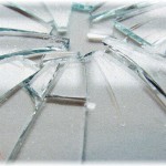 【夫婦】嫁が自宅駐車場でタイヤを下ろしている所に俺が帰宅。俺の車が駐車場に入れられず腹が立ちクラクションを鳴らし嫁の腕をひねり上げた。室内に入っても怒りが収まらなかったから嫁を突き飛ばしたらサイドボードにあたりガラスが割れた。そして嫁は出て行った。