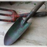 【長期戦】今さっき庭から変な音がするので覗いたら近所の奥がスコップ片手に庭の土盗んでた！