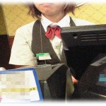 【イラッとする話】小学生の息子が退院し、帰りにレストランで食事をしたんだけど、バイトのおばはんに「今日は学校お休みなんですか？」って聞かれた。バイトごときがいらんこと聞くなと思いながらめんどくさいので用事で休ませた、というと…