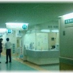 【怖い話】研修医時代、深夜に自殺で心配停止の患者が搬送されてきた。程なくして死亡が確認され、家族が来るまで病院内の「隔離室」に安置していたのだが…