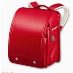 【クソガキ】徹夜仕事で疲れていたので電車の席に座るなりすぐに寝てしまった。数駅後、頭部に衝撃を受け目を覚ますと小学生の女の子が「そこ私が座るの、どけてよ」と言い俺の頭をランドセルで叩いていた。