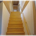 【復讐】ネグレクト気味で母親に虐待されていた。よくされたのが事故にみせかけて階段から突き落とすというもの。その虐待の記録を夏休みの絵日記にして提出してやった。