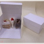 【夫婦】嫁がケーキ屋さんで4つケーキを買って１個３２０円で１００８円だったとニコニコしていたが箱を開けた嫁が怒って泣き出した。