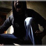 【衝撃体験】アパートに帰ったらコンセントにつないだ電気製品がつかなくなってたので、不動産屋に電話して電気屋を呼んでもらった。しばらくすると、屋根裏に潜ってた電気屋の悲鳴が・・・！！