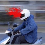 【衝撃体験】原付で走ってたら鼻の辺りに激痛、続いて生暖かい液体が鼻から口元へ流れていった。石が鼻に当たって鼻血が出たのかと思って袖口でぬぐってみると・・・