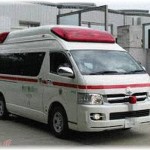 【感動する話】生まれたばかりの我が子が大学病院に緊急搬送されることに！前方の車がよけてくれず救急車が進めずにいると・・・