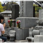 【嫁姑】トメは嫁いびり大好き。そんなトメと一緒にウトの墓参りに行くことに。行きの車の中では想定内のイヤミ攻撃を受けたが…