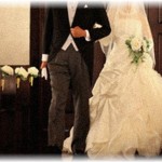 【結婚式の修羅場】教会での結婚式に参加した。花嫁が父親とバージンロードを何かつぶやきながら歩いてきた。微笑ましく拍手をしていたら私のすぐ横に来た瞬間に花嫁が父親のアゴにグーパンを入れた。