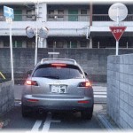 【衝撃】産後の乳つまりがひどかったので助産院に行くことに。助産院を目前にした細い路地のところで突然すごいスピードで走って来た乗用車が私の前にキキーッと止まるやいなやドアがいっぺんに開いて人が3人飛び出してきた！