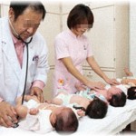 【育児】次男の4か月健診になるべく上の子を連れてこないように通知がきた。会場に託児所があるわけでもないし預け先のない人はどうすればいいんだろう。