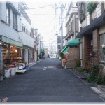 【スカッとする話】住宅街の狭い道路にある小料理屋の主人の奥さんはタクシーで道を塞いでも知らんぷり。後ろから来る車の人が「急いでるんですが」と言っても「まったく！！！うるっさいわね！！！」とか言いながら後ろの車の人を睨みつけて去っていったが…