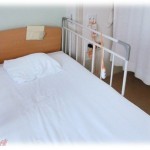 【修羅場】2週間前指がおかしいと病院に行った嫁。来月に検査入院の予約をとったんだけど、その翌日から一気に症状が悪化し、どんどん全身の力が入らなくなり1週間後に入院。さらにその翌日には歩けなくなり、握力0kg、食べ物も食べられなくなった。今日担当医に検査が終わったので先に旦那さんとだけ話したいって言われた。これって…。