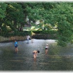 【修羅場】みんなで川で遊んだ後に見知らぬオバサンに「うちの子どこ？」と聞かれたがシカト→翌日になっても子供は見つからず・・・