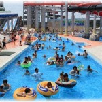 【おバカさん】プールで低学年児童が水に潜って女性の股間を観察してるのを発見。何も気づいてない妻も犠牲になったが・・・