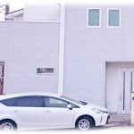 【イラッとする話】俺の実家は今誰も住んでないんだけど、なぜか家の前に車が停まってた。親父は実家の隣に会社を持ってるので、親父の会社に聞きに行ったら犯人はなんと…。