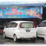 【イラッとする話】うちの実家の店の隣にディスカウントショップができたのはいいんだけど、店員も客もうちの駐車場に勝手に車を停めだした。注意しに行くも私が若いからか相手にされない。腹がたったので「邪魔だからどけろ！」と怒鳴ると…。なにその斜め上の反応…。