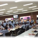 【修羅場】Aさんと食堂でご飯を食べていたら、正社員の皆様が気分を害するから会議室で食べろと言われた。仕方なく会議室に行ってご飯を食べ始めると…あれ？