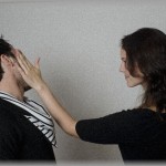 【マジキチＤＱＮ】今日の昼に一人でレストランに行って、料理注文。食べようとしたらいきなり隣のテーブルにいた親子の母親に腕掴まれ、ビンタされた。【衝撃】