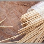 【友やめ】同人仲間の打ち上げで、Aの近くにあった爪楊枝を取ってと頼んだ。Aが差し出した容器から数本取り「ありがとう」と言ったら、いきなり私の顏めがけて爪楊枝を浴びせ・・・