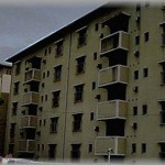 【不思議な話】子供の頃よく遊びに行ってた親戚の団地の前に、だれも住んでない新しくて大きな棟があった。そのことを周りの大人に話しても皆お茶を濁すような反応をするばかり。ある日久しぶりに遊びに行くと、その棟はなくなっていて・・・