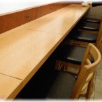 【図々しい話】カウンター席で一人で食事してたら隣の席が空き、男に「ここ、よろしいですか？」と聞かれた。「はい」と答えると「こちら二人なんですけど」と男が言い出した！