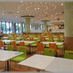 【スカッとするＤＱＮ返し】ＳＣのフードコートに子供と３人で行って４人席で食事してたら、ママ友らしき母親集団に｢　８人居るのでそこ譲ってくれ　｣ って言われた。