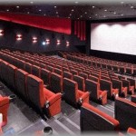 【DQN親】映画館で前の席のA男児の背もたれを蹴り飛ばしっぱなしのA男児。A男児の両親は注意するどころか嬉しそう。