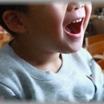 【ずうずうしい話】定食屋に入ったら親子連れに遭遇。子供嫌いな自分はできるだけ離れた席に座ってたんだけど、いきなりその子供が近くに来て「あーん」「あーん」と口開けてきた。鬱陶しいので店員に注意してもらったら親がやってきて・・・