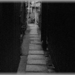 【衝撃体験】彼女と駅のほうへ向かってると、いきなりたくさんの手が伸びてきて路地裏に連れ込まれた。