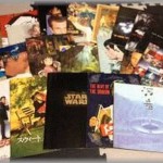 【泥ママ】宝物の映画パンフレットを盗まれ落ち込む私に、夫と娘がオークションで落札してプレゼントしてくれた。感動して泣きながらページをめくっていると「ん？これって・・・！」