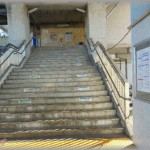 【和む話】赤ちゃんを抱っこしてベビーカーを畳んで階段を降りようとしたら、ベビーカーがひょいと軽くなった。