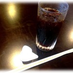【セコイ？】普段ブラックでコーヒーを飲むので注文時にミルクとシロップを断るんだけど、たまたま断り忘れてついてきてしまった。もったいないのでカバンにしまうと一緒にいたママ友が「やるぅ～♪トイペもやっちゃう？」とまるで私がパクリ常習かのように言ってきた。なのでこれは元々私が注文したものだと説明すると…。