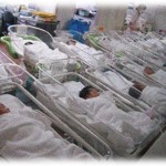 【うーん…】産科に入院している友達のお見舞いに行って、一緒に新生児室を見ていたらイチャつくカップル登場。マジないわマジKYだわ。