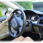 【衝撃体験】車で家に帰っているとき、前方の歩道に不自然にジャンプしながら歩いている人を見つけた。妙な胸騒ぎがしたのでスピードを落とすと…