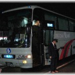 【図々しい話】夜行バスのお見送りのバイト中、「友達がまだ来ないから出発を待って」と女性客が言うので待った結果・・・