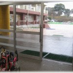 【キチママ】雨なので学校までお迎えに行ったら、目を離した隙に近所のママさんに車を借りパクされそうになった！