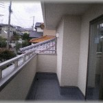 【衝撃体験】１２階建てマンションの１０階に住んでた当時の話。ベランダに出たら、人間の膝から下が目の前にぶら下がってた。【驚愕】