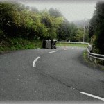 【最大の修羅場】友達とドライブ中に横転している車を発見。現実感が沸かないまま、気付けば横を素通りしてた。 話し合った結果、すぐにUターンして事故現場に戻ってみると・・・